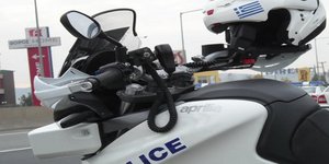 Σοβαρό τροχαίο στη Σταδίου - Αστυνομικός με μοτοσικλέτα παρέσυρε και τραυμάτισε