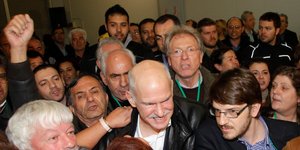 Με το σύνθημα «να 'τος ο πρωθυπουργός» υποδέχθηκαν τον Γιώργο Παπανδρέου στο συν