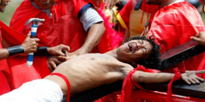 Σταυρώνονται αναπαριστώντας το θάνατο του Χριστού στις Φιλιππίνες [εικόνες]