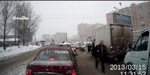 Ρώσοι οδηγοί ανταλάσσουν μπινελίκια και... καθρέπτες στην εθνική [βίντεο]