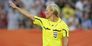 Αμυντικός έπιασε το στήθος γυναίκας διαιτητή [εικόνα]