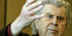 Βελτιώνεται η υγεία του Μίκη Θεωδοράκη - Παραμένει στο νοσοκομείο για προληπτικο