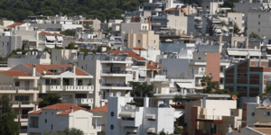 Φόροι σε ημιυπαίθριους και αυθαίρετα για να μειωθεί 15% το χαράτσι στα ακίνητα