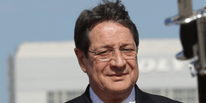 Reuters: Στην Κύπρο κόβουν τους μισθούς