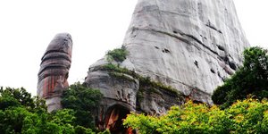 Πρωτόγνωρο θέαμα: Ο «αρσενικός» και ο «θηλυκός» βράχος αγκαλιά [εικόνες]