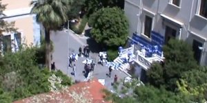 Αντιεξουσιαστές έκαναν ντου στο Πολυτεχνείο και διέκοψαν τις εκλογές [βίντεο]