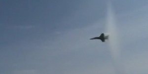 Απίστευτο θέαμα -Μαχητικό F18 σπάει το φράγμα του ήχου [βίντεο]