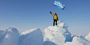 Τη «σημαία του μέλλοντος» κάρφωσε η Greenpeace στην Αρκτική
