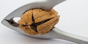 Η πιο παράξενη αιτία θανάτου στην Ιστορία - Πέθανε γιατί μια γυναίκα του έσφιξε