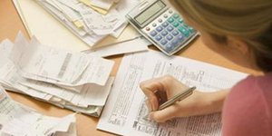 Υποχρεωτική η ανάρτηση των αποδείξεων στους πίνακες κοινοχρήστων στις πολυκατοικ