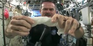 Εντυπωσιακό πείραμα: Τι θα συμβεί αν στύψουμε μία πετσέτα στο διάστημα [βίντεο]