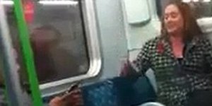 Παγκόσμια κατακραυγή: Το ασύλληπτο ρατιστικό παραλήρημα Βρετανίδας σε μετανάστη