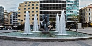 Το συντριβάνι στην πλατεία Κοτζιά βάφτηκε... κόκκινο [εικόνες]