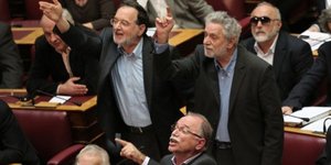 ΑΝΕΛ και ΣΥΡΙΖΑ καταγγέλλουν τα θαλασσοδάνεια ΝΔ και ΠΑΣΟΚ και αποχωρούν από τη