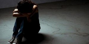 Σοκ: Μαστιγώνει με καλώδιο τις κόρες του για μία ανάρτηση στο facebook [βίντεο]