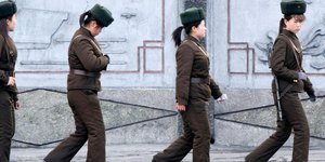 Εικόνες σοκ από τη Βόρεια Κορέα - Παιδί λιμοκτονεί πεσμένο στην άκρη του δρόμου