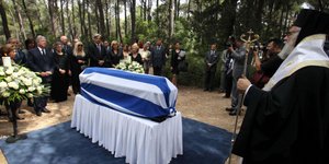 Καρέ-καρέ η εκταφή των οστών της βασίλισσας Αλεξάνδρας στο Τατόι [εικόνες]