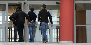 Σωρεία συλλήψεων – 18 σε μία μέρα – για χρέη στο Δημόσιο