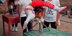 Κινέζοι ακροβάτες ετών 5: Η απίθανη εκπαίδευση των παιδιών του τσίρκου [εικόνες]