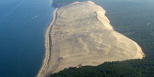 Η άμμος από την παραλία βγαίνει στη στεριά και «καταπίνει» δρόμους