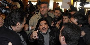 Ο αγριεμένος Ντιέγκο Μαραντόνα κλοτσάει και πετάει πέτρες σε παπαράτσι [βίντεο]