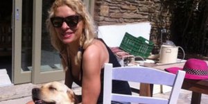 Η Ελένη Μενεγάκη χωρίς ίχνος μακιγιάζ στο ξενοδοχείο του Ματέο στην Ανδρο [εικόν