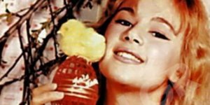 Σπάνια πασχαλιάτικα εξώφυλλα περιοδικών της Αλίκης Βουγιουκλάκη αγκαλιά με αρνάκ