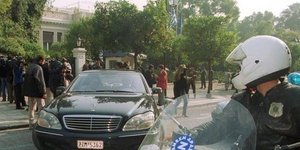 Ποιοι έχουν κρατικά αυτοκίνητα με οδηγό και πόσο κοστίζουν [λίστα]