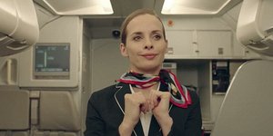 Αεροσυνοδός σε επιβάτες: Εγώ θα ζήσω