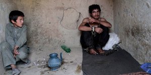 Με... αλυσίδες θεραπεύονται οι τοξικομανείς στο Αφγανιστάν (εικόνες)