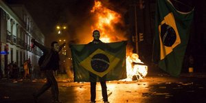 Οι παίκτες της Εθνικής Βραζιλίας στο πλευρό των διαδηλωτών που φωνάζουν ενάντια 