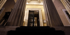 Αυστηρός έλεγχος στους βουλευτές και τα προσωπικά τους αντικείμενα στην είσοδο τ