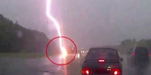 Βίντεο-σοκ: Κεραυνός χτυπά τρεις φορές και καίει 28χρονη γυναίκα και το 6χρονο κ