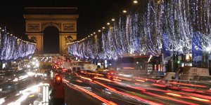 Εντυπωσιακό βίντεο: Κάντε το γύρο του Παρισιού σε 2