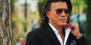 Φωτογραφία-ντοκουμέντο: Ο Ηλίας Ψινάκης γυμνός σε βάρκα παρέα με τον Φρέντι Μέρκ