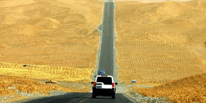 Η εμπειρία του απόλυτου road trip σε έναν δρόμο 552 χιλιομέτρων μέσα στην έρημο