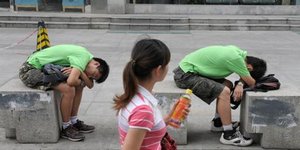 Τα πιο απίθανα σημεία στα οποία κοιμούνται οι Κινέζοι για να «τιμήσουν» τη σιέστ