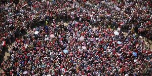 Απάντηση στη φρίκη των βιασμών στην Ταχρίρ: Ανδρες σχηματίζουν ανθρώπινη ασπίδα 