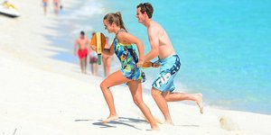 Πώς διασκεδάζει ο Μάρει στην παραλία; Με αγκαλίτσες και ρακέτες [εικόνες]