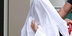 Με ένα σεντόνι να καλύπτει το σώμα της εισήχθη σε ψυχιατρική κλινική γνωστή νεαρ