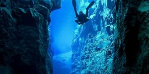 ﻿Silfra: Κολυμπώντας στη μικρή ρωγμή ανάμεσα σε δύο ηπείρους [εικόνες]