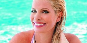 Η Ελένη Μενεγάκη με πράσινο μπραζίλιαν μαγιό αποδεικνύει ότι στα 42 της «το έχει