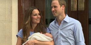 Oυρλιάζουν οι Βρετανοί - Το βασιλικό μωρό βγήκε από το νοσοκομείο [εικόνα]