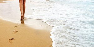 Το περπάτημα στην άμμουδιά κάνει καλό στην υγεία: Τα επτά οφέλη [λίστα]
