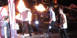 Σοκ: Πασίγνωστος τραγουδιστής πήρε φωτιά πάνω στη σκηνή [βίντεο]