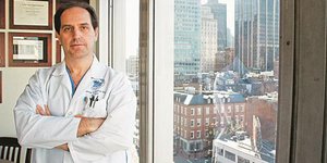 Ο «φύλακας- άγγελος» της Μυρτώς – Ο Ελληνας γιατρός που έσωσε δεκάδες θύματα της