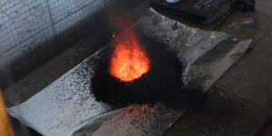 Πώς να φτιάξετε μικρό ηφαίστειο στο σπίτι σας - Εντυπωσιακό πείραμα [βίντεο]