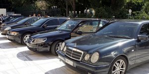 Τέλος οι ακριβές βόλτες με τα υπηρεσιακά οχήματα του Δημοσίου