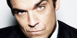 Θαυμάστρια κατεβάζει το παντελόνι της στον Ρόμπι Γουίλιαμς και εκείνος της υπογρ