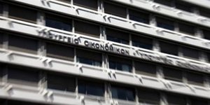 Μετά την κατακραυγή κάνει πίσω το υπουργείο Οικονομικών για τη παρακράτηση φόρου